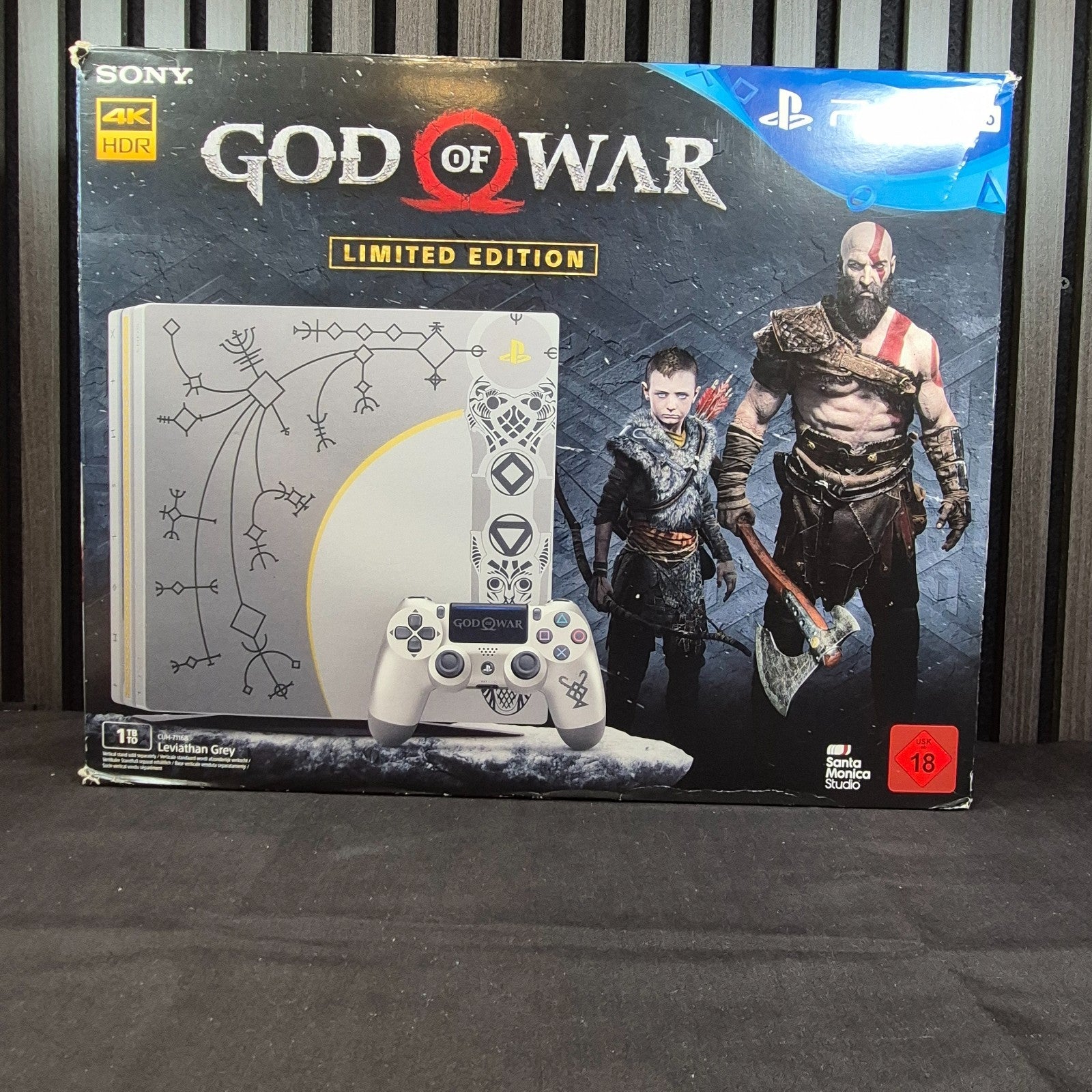 God of War PS4 Spielhülle auf Produktfoto der Limited Edition Konsole