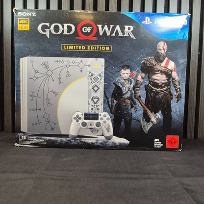God of War PS4 Spielhülle auf Produktfoto der Limited Edition Konsole